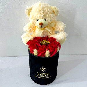 Pachet cadou pentru indragostiti, A Drop of Love, ursulet de plus 21 cm si aranjament floral/cutie neagra cu noua trandafiri de sapun si lagurus criogenat, ambalate in cutie deosebita  2