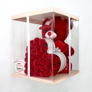 Pachet cadou pentru indragostiti, Bady, ursulet de plus cu sunet/mesaj de iubire, 40 cm, aranjament floral cu 31 trandafiri de sapun si praline Raffaello 150g, ambalate in cutie cadou