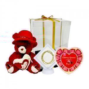 Pachet cadou pentru indragostiti, Sparkle, ursulet de plus 30 cm, set 3 bratari in suport elegant, praline Cherry Queen Rochen 122gr. ambalate in cutie cadou - Img 1