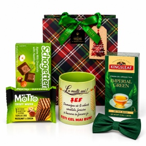 Pachet cadou pentru sef, Green Edition, cu cana cu mesaj, papion verde, ceai si dulciuri