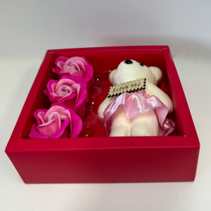 Pachet cadou Teddy Ballerina, ursulet de plus cu fusta tutu si mesaj serigrafiat pe placuta de lemn, 11 cm si trandafiri de sapun, toate ambalate in cutie asortata, Roz fucsia1