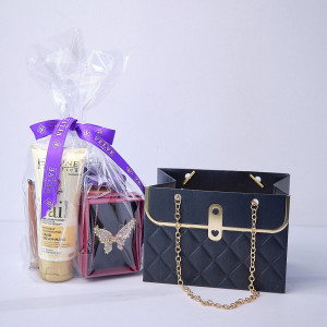 Pachet cadou Tenderness, cu brosa fluture, crema pentru maini Eveline Royal Snail 100ml, ciocolata Ritter Sport Cacao Mousse 100gr si cutie metalica cu trandafiri de sapun si ursulet plus, in punga eleganta tip poseta, Albastru indigo