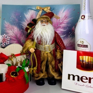 Pachet Christmas Delight, cu ciocolata asortata Merci, decoratiune Mos Craciun, vin spumant Angelli Elegance si aranjament floral festiv, in punga cadou - Img 4