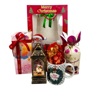 Pachet Christmas Delight, cu felinar decorativ, cană tematică umplută cu bomboane si praline Heidi Bouquet, in punga cadou
