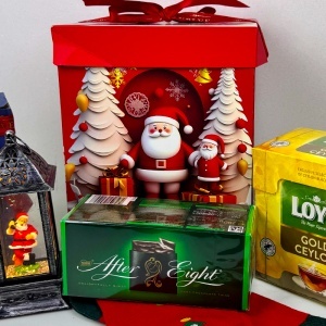 Pachet Christmas Delight, cu felinar decorativ, ciocolata After Eight, sosete de Craciun pentru barbati si ceai, in cutie decorativa cadou - Img 4