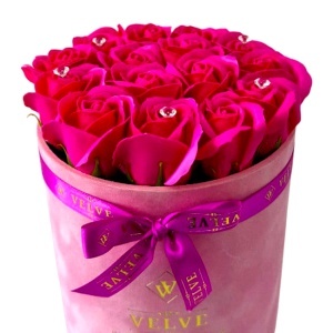 Pachet Crystal Beauty cu aranjament floral din 15 trandafiri fucsia de sapun, parfum arabesc Samah Pearl Riiffs 100 ml si praline Raffaello - Img 4