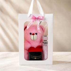 Pachet dama Teddy Box cu ursulet roz cu inima de plus, spray de corp arabesc YARA si set de bratari in cutie rosie - Img 2