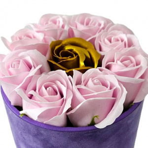 Pachet dama VLV, Aranjament floral cu trandafiri de sapun, in cutie mov de catifea, parfum Riiffs Mystere si praline Raffaello, Roz