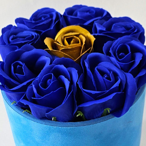 Pachet dama VLV, Aranjament floral cu trandafiri de sapun, in cutie albastra de catifea, parfum Riiffs Celesto Turquoise si praline Raffaello, Albastru royal