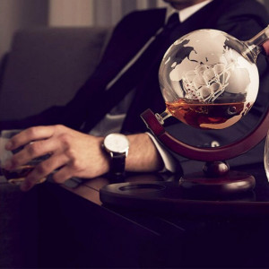 Pachet Drink, Chivas Regal 12 YO Cutie 40%, 0.5L, set decantor cu doua pahare din sticla, design Glob Pamantesc, cu suport si tavita de lemn, 850 ml