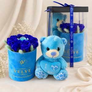 Pachet Drop of Love cu aranjament floral din 9 trandafiri albastri de sapun si ursulet albastru de plus, in cutie cadou