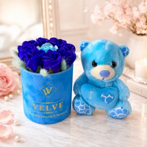 Pachet Drop of Love cu aranjament floral din 9 trandafiri albastri de sapun si ursulet albastru de plus, in cutie cadou