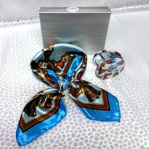 Pachet Elegance pentru femei, cu esarfa eleganta si oglinda, in cutie cadou, Albastru multicolor detaliu