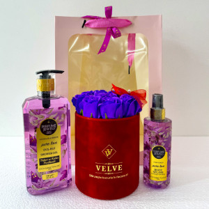 Pachet cadou Eyup,  aranjament cu 9 trandafiri mov de sapun, in cutie rosie de catifea, spray de corp 250ml Eyup Sabri-Tuncer, gel dus 750ml Eyup Sabri-Tuncer, in punga cadou