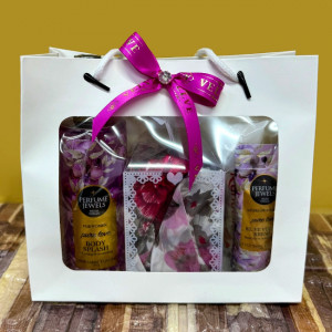 Pachet cadou Eyup, spray de corp 250ml Eyup Sabri-Tuncer, crema de maini si de corp 50ml Eyup Sabri-Tuncer, praline Raffaello 40gr, esarfa, in punga cadou, Roz
