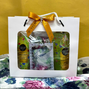 Pachet cadou Eyup, spray de corp 250ml Eyup Sabri-Tuncer, crema de maini si de corp 50ml Eyup Sabri-Tuncer, praline Raffaello 40gr, esarfa, in punga cadou, Verde