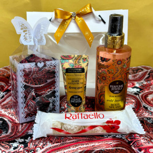 Pachet cadou Eyup, spray de corp 250ml Eyup Sabri-Tuncer, crema de maini si de corp 50ml Eyup Sabri-Tuncer, praline Raffaello 40gr, esarfa, in punga cadou, Maro