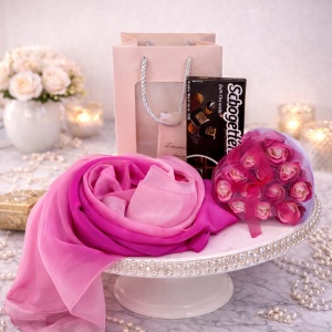Pachet ForYou, esarfa dama, ciocolata, cutie inima cu 12 trandafiri roz din sapun, in punga cadou