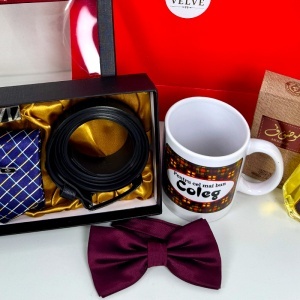 Pachet Gentleman, pentru "Cel mai bun coleg", set cravata, ac, butoni si curea, cana personalizata, papion si parfum, in punga cadou - Img 3