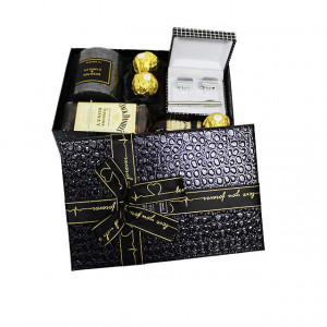Pachet GiftDay pentru barbati, o sticla de Jack Daniel's Honey 200ml, cutiuta cu butoni si ac pentru cravata, Lumanare si Praline Ferrero, in cutie neagra, 21x14x9 cm3
