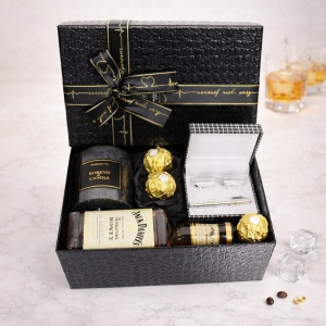 Pachet GiftDay pentru barbati, o sticla de Jack Daniel's Honey 200ml, cutiuta cu butoni si ac pentru cravata, Lumanare si 3 Praline Ferrero, in cutie neagra, 21x14x9 cm