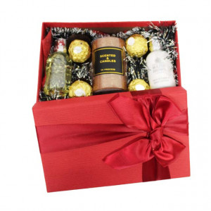 Pachet GiftDay pentru dama, Lumanare, Gel de dus Molton Brown Orange Bergamote 50ml, Lotiune de corp Vetiver Grapefruit 50ml si patru Praline Ferrero, in cutie rosie, 19.5x12x6.5 cm