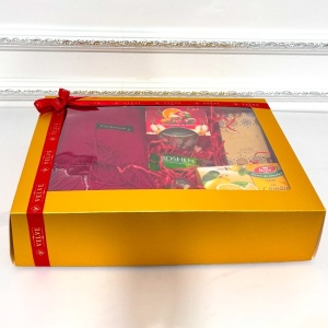 Pachet Merry Christmas, cu Sal rosu subtire, lumanare parfumata, parfum arabesc Raghba 50ml, ceai plicuri Fares, decoratiune glob, baton ciocolata Rosen 29 g, in cutie cadou