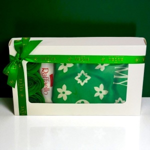 Pachet Mystery Green cu esarfa, 3 trandafiri de sapun si praline Raffaello 40g - Img 3
