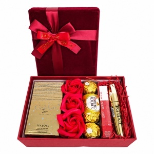 Pachet pentru femei cu parfum Golden Silver 30 ml, ruj mat USHAS, mascara Eveline, Ferrero Rocher si trandafiri de sapun rosii - Img 4