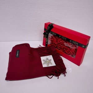 Pachet Secret Santa pentru femei, cu Esarfa de casmir si Brosa Fulg de Zapada, in cutie cadou, Rosu, 25x15cm