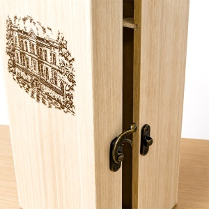 Pachet premium 2 vinuri in cutie din lemn gravata cu ilustratie conac - Img 7