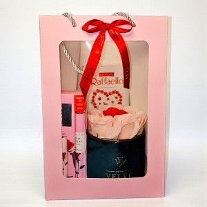 Pachet premium cu praline Raffaello, set crema de maini si parfum 35 ml, aranjament floral cu 7 trandafiri sapun, in punga de cadou - Img 5
