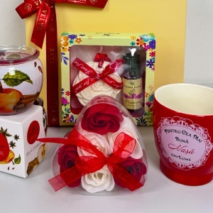 Pachet Pure Love "Pentru cea mai buna nasa", cu cana personalizata, lumanare parfumata, trandafiri de sapun si set aromatic, in cutie cadou - Img 3