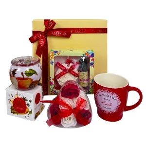 Pachet Pure Love "Pentru cea mai buna sora", cu cana personalizata, lumanare parfumata, trandafiri de sapun si set aromatic, in cutie cadou