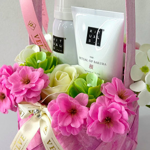 Pachet Sakura Feel, cu crema de corp si gel de dus Rituals, in cosulet cadou si aranjament floral, Roz 2