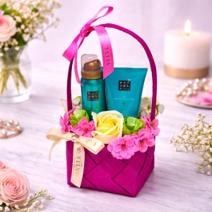 Pachet Sakura Feel, cu crema de corp si gel de dus Rituals, in cosulet cadou si aranjament floral, Turcoaz
