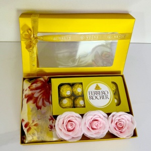 Pachet Scarf, cu 3 trandafiri de sapun, esarfa florala si praline Ferrero Rocher, Gold