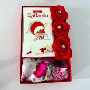 Pachet Scarf, cu 3 trandafiri de sapun, esarfa florala si praline Raffaelo, Rosu intens