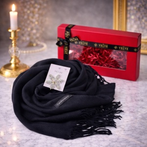 Pachet Secret, cu esarfa lunga Belladona tip sal si Brosa Fulg de Zapada, in caseta cu fereastra de prezentare, Negru, 25x15cm