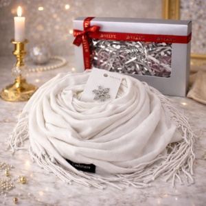 Pachet Secret, pentru femei, cu esarfa eleganta Belladona si brosa Fulg de Zapada, in cutie cadou, Alb