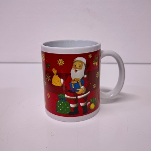 Pachet Secret Santa cu ornament tip brad, decoratiune glob de zapada, cana din ceramica cu Mos Craciun, ciocolata AfterEight, cafea Davidoff 250g si flori parfumate uscate, in cutie cadou, Rosu
