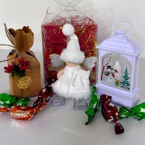 Pachet Secret Santa, cu decoratiune luminoasa tip felinar cu Om de Zapada, ingeras decorativ si bomboane de brad, in cutie transparenta, Alb - Img 3