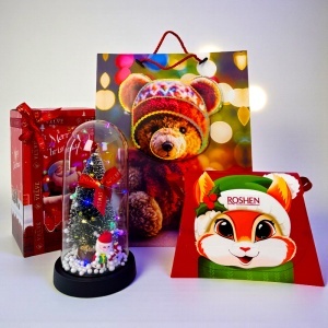 Pachet Secret Santa, pentru copii, cu ornament decorativ cu lumini LED in forma de cupola, Gentuta de Craciun Roshen 330g si punga tematica - Img 3