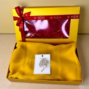 Pachet Silky pentru femei, cu esarfa eleganta si brosa, in cutie cadou, Galben mustar - Img 2