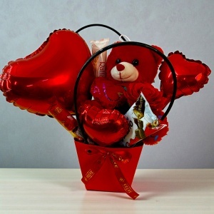 Pachet Special Valentine – ursuleț de pluș 20 cm, trandafir de săpun și dulciuri premium - Img 2