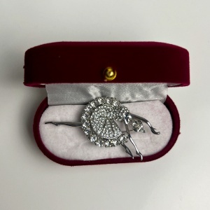 Pachet Special Valentine, cu ursulet plus 25 cm, aranjament cu 9 trandafiri de sapun, brosa si set cosmetice, in cutie cadou - Img 4