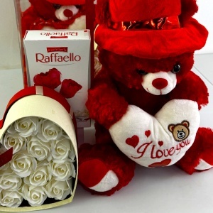 Pachet Special Valentine, ursulet de plus, aranjament floral romantic și praline Raffaello - Img 2