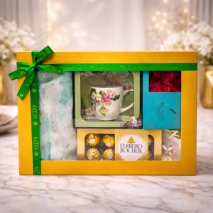 Pachet Spring, cana din ceramica cu lingurita, praline Ferrero Rocher 100gr, esarfa satinata din matase, cutie turcoaz cu trandafiri din sapun, brosa, ambalate in cutie cadou