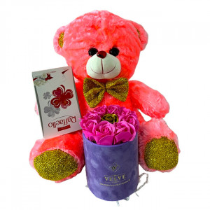Pachet Sunny cu aranjament floral 9 trandafiri sapun, praline Raffaello 80gr, urs plus 40cm,  in punga cadou