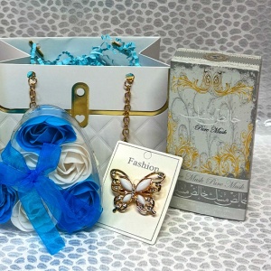 Pachet Trinket, apa de parfum arabesc Pure Musk femei 50 ml, ciocolata Raffaelo 90gr, cutie trandafiri din sapun si brosa, in punga tip poseta, Alb - Img 5